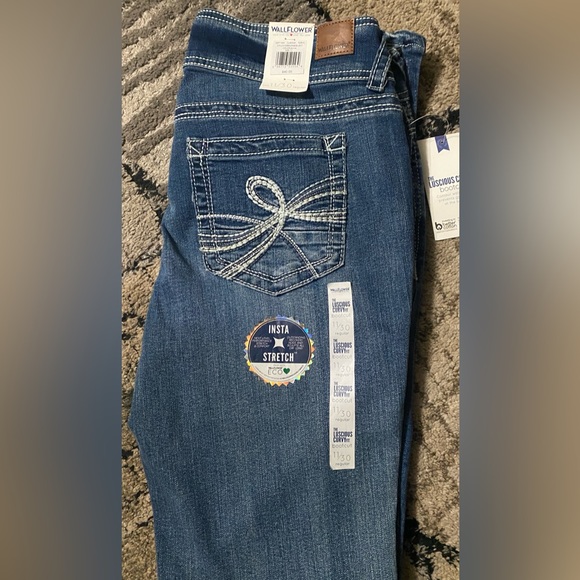 Wallflower Women's bootcut Jeans - Picture 3 of 4